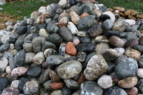 Kamenclub.ru: Ландшафтные валунчики фр.100-500 мм.  купить в Нововоронеже крупный природный камень серый, темно-серый, светло-серый речной валун крупный 4800 руб/т   фото КАМЕНЬ КЛУБ