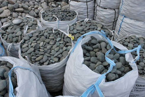 Kamenclub.ru: Темно-серый валунчик фр.100-300 мм.  купить в Нововоронеже крупный природный камень серый, темно-серый, светло-серый речная галька большого размера окатанная 4500 руб/т   фото КАМЕНЬ КЛУБ