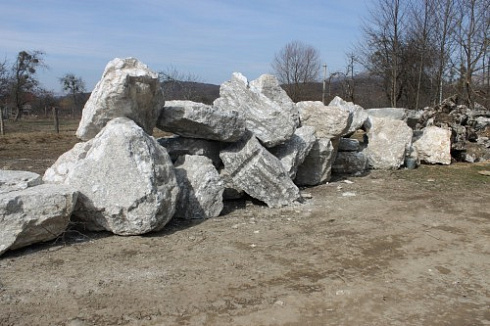 Kamenclub.ru: Мраморизированный известняк фр.500-1500 мм.  купить в Нововоронеже    10000 руб/т   фото КАМЕНЬ КЛУБ