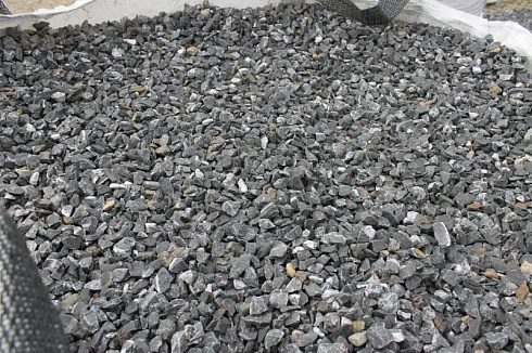 Kamenclub.ru: Щебень крошка черный (мрамор) фр. 5-10 мм.  купить в Нововоронеже мрамор черный с белыми прожилками, черный, белый мраморная крошка декоративная ландшафтная 11000 руб/т   фото КАМЕНЬ КЛУБ