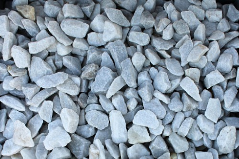 Kamenclub.ru: Мраморная крошка, щебень, цвет-белый, фр. 3-5 мм.  купить в Нововоронеже мрамор белый молочный бежевый мрамор колотый 11500 руб/т   фото КАМЕНЬ КЛУБ