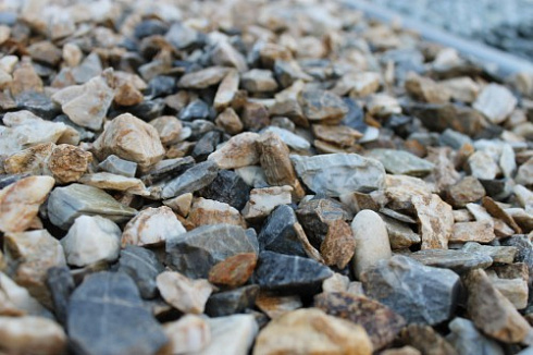 Kamenclub.ru: Мраморная крошка (щебень крошка медовый), фр. 10-20 мм.  купить в Нововоронеже песчаник бежевый, серый каменная ландшафтная крошка  12000 руб/т   фото КАМЕНЬ КЛУБ