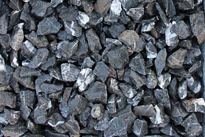 Kamenclub.ru: Щебень крошка черный (мрамор) фр. 20-40 мм.  купить в Нововоронеже мрамор черный с белыми прожилками мраморная каменная крошка 11000 руб/т   фото КАМЕНЬ КЛУБ