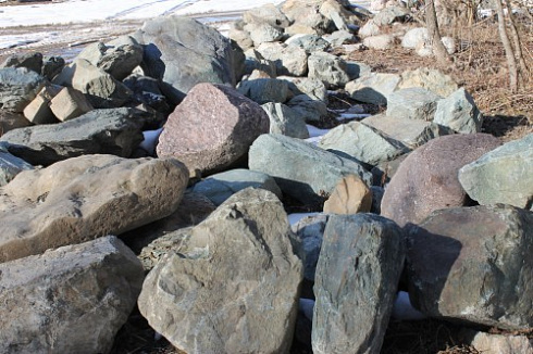 Kamenclub.ru: Гранит скальник (серо-зеленый) фр. 500-1500 мм.  купить в Нововоронеже гранит мрамор  серый зеленый темно-серый глыба скальная колотая ландшафтная 7 500 руб/т   фото КАМЕНЬ КЛУБ