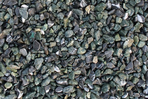 Kamenclub.ru: Мраморная крошка (щебень галтованный микс:зеленый-черный) фр.10-20 мм.  купить в Нововоронеже мрамор зеленый, черный декоративные ландшафтные окатанные округлые камни щебня 14500 руб/т   фото КАМЕНЬ КЛУБ