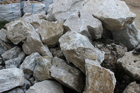 Kamenclub.ru: Мраморизированный известняк фр. 100-500 мм.  купить в Нововоронеже известняк серый белый темно-серый сероватый валун природного образования окатанный 10500 руб/т   фото КАМЕНЬ КЛУБ