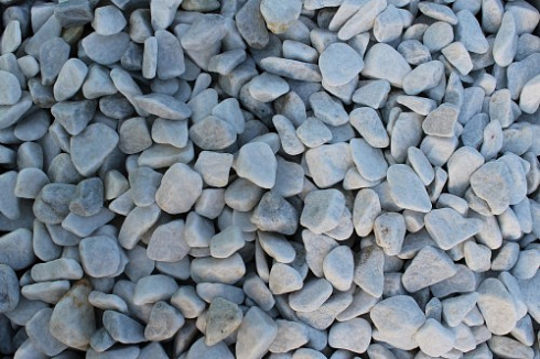 Kamenclub.ru: Мраморная крошка (щебень галтованный белый), фр.20-40 мм.  купить в Нововоронеже мрамор белый бежевый молочный мраморный щебень декоративный 17000 руб/т   фото КАМЕНЬ КЛУБ