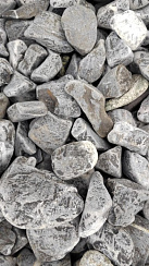 Kamenclub.ru: Щебень галтованный черный (мрамор) фр.40-70 мм.  купить в Нововоронеже мрамор черный с белыми прожилками, черный, белый щебень галтованный округлый 13500 руб/т   фото КАМЕНЬ КЛУБ