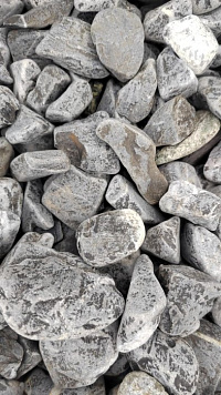 Kamenclub.ru: Щебень галтованный черный (мрамор) фр.40-70 мм.  купить в Нововоронеже мрамор черный с белыми прожилками, черный, белый щебень галтованный округлый 13500 руб/т   фото КАМЕНЬ КЛУБ