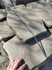 Kamenclub.ru: Песчаник пластушка светло-серый (4,0 - 6,0 см)  купить в Нововоронеже плитняк - пластушка светло-серый песчаник 12600 руб/м3   фото КАМЕНЬ КЛУБ