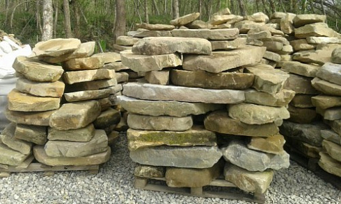 Kamenclub.ru: Песчаник плиты - плахи - пошаговые дорожки (фр. 70-150 мм)  купить в Нововоронеже песчаник серый бежевый желтый зеленый колотый песчаник строительный 6500 руб/т   фото КАМЕНЬ КЛУБ