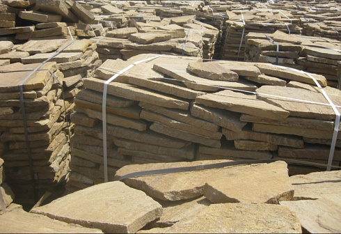 Kamenclub.ru: Песчаник пластушка желтый с рисунком (3 см)  купить в Нововоронеже песчаник желтый с рисунком, рыжий, желтый песчаник пластушка ландшафтная рваная 8 500 руб/м3   фото КАМЕНЬ КЛУБ