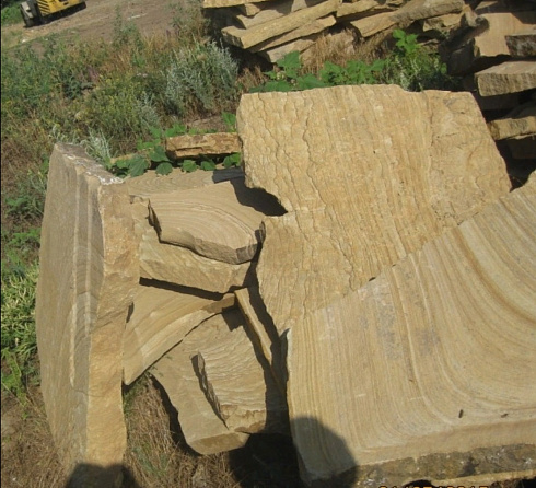 Kamenclub.ru: Форматный камень (плаха) пошаговая дорожка от 70-150 см (4 -12 см)  купить в Нововоронеже плитняк  форматный плаха желтый песчаник 9 000 руб/т   фото КАМЕНЬ КЛУБ