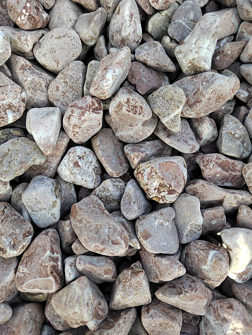 Kamenclub.ru: Мраморная крошка (щебень галтованный розовый) фр.10-20 мм.  купить в Нововоронеже мрамор розовый, красный ландшафтный декоративный окатанный округлый щебень 15000 руб/т   фото КАМЕНЬ КЛУБ