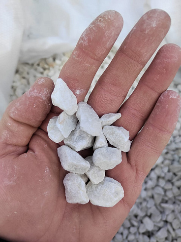 Kamenclub.ru: Мраморная крошка, щебень, цвет-белый, фр. 10-20 мм.  купить в Нововоронеже мрамор белый, молочный айвори каменная ландшафтная декоративная крошка шебня 12000 руб/т   фото КАМЕНЬ КЛУБ