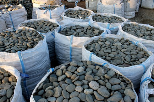 Kamenclub.ru: Галька речная плоская (темно-серая) фр. 100-200-300 мм. купить  в Нововоронеже галька речная плоская темно-серый, серый, синий речной галечник плоский 9000 руб/т   фото КАМЕНЬ КЛУБ