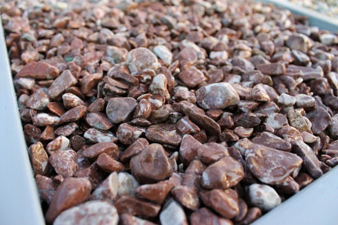 Kamenclub.ru: Мраморная крошка (щебень галтованный розовый) фр.10-20 мм.  купить в Нововоронеже мрамор розовый, красный ландшафтный декоративный окатанный округлый щебень 15000 руб/т   фото КАМЕНЬ КЛУБ