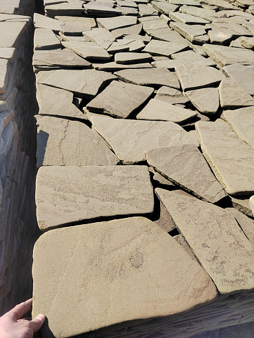 Kamenclub.ru: Песчаник галтованный для облицовки (фр. 2-5 см)  купить в Нововоронеже песчник рыжий желтый серый песчаник окатанный речной 6 000 руб/т   фото КАМЕНЬ КЛУБ