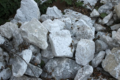 Kamenclub.ru: Мраморизированный известняк фр. 100-500 мм.  купить в Нововоронеже известняк серый белый темно-серый сероватый валун природного образования окатанный 10500 руб/т   фото КАМЕНЬ КЛУБ