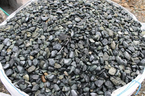 Kamenclub.ru: Щебень галтованный зеленый (змеевик) фр. 20-40 мм.  купить в Нововоронеже мрамор зеленый, салатовый оголтованный щебень мраморный 12500 руб/т   фото КАМЕНЬ КЛУБ