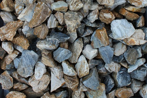 Kamenclub.ru: Мраморная крошка (щебень крошка медовый) фр. 20-40 мм.  купить в Нововоронеже мрамор бежевый рыжий желтый ландшафтная мраморная крошка 12000 руб/т   фото КАМЕНЬ КЛУБ