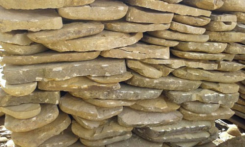 Kamenclub.ru: Песчаник колотый для облицовки (фр. 2-3 см)  купить в Нововоронеже песчаник бежевый серый рыжий песчаник строительный 5000 руб/т   фото КАМЕНЬ КЛУБ