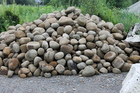 Kamenclub.ru: Песчаник ядра, фр. 100-300 мм  купить в Нововоронеже песчаник бежевый серый рыжий речная галька 5 000 руб/т   фото КАМЕНЬ КЛУБ