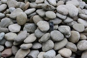 Kamenclub.ru: Галька речная плоская (бело-серая) фр. 100-200-300 мм. купить в Нововоронеже галька речная плоская серый, белый, бело-серый, серо-белый речная галька плоская  9000 руб/т   фото КАМЕНЬ КЛУБ