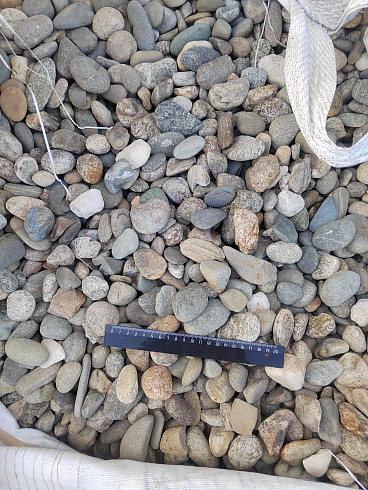 Kamenclub.ru: Галька речная окат (пестрая) фр. 20-40 мм. купить  в Нововоронеже галька речная пестрая, серая, серые оттенки галька речная окатанная округлая 5000 руб/т   фото КАМЕНЬ КЛУБ