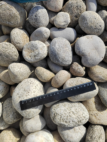 Kamenclub.ru: Галька речная окат (серо-белая) фр. 70-120 мм купить  в Нововоронеже галька галечник бело-серая, серо-белая, серая, белая речная природная галька  8000 руб/т   фото КАМЕНЬ КЛУБ