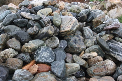 Kamenclub.ru: Ландшафтные валунчики фр.100-500 мм.  купить в Нововоронеже крупный природный камень серый, темно-серый, светло-серый речной валун крупный 4800 руб/т   фото КАМЕНЬ КЛУБ