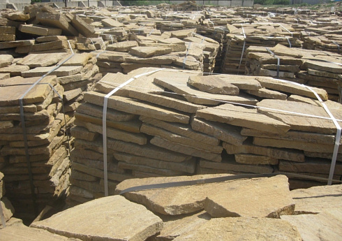 Kamenclub.ru: Песчаник пластушка желтый с рисунком (3 см)  купить в Нововоронеже песчаник желтый с рисунком, рыжий, желтый песчаник пластушка ландшафтная рваная 8 500 руб/м3   фото КАМЕНЬ КЛУБ