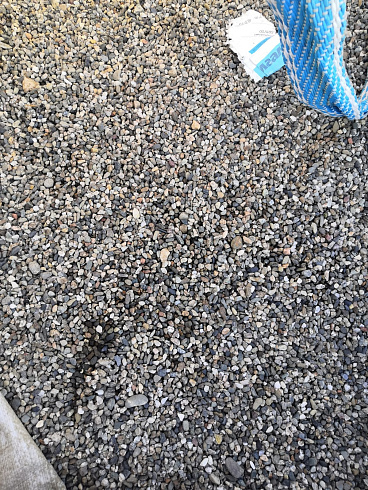 Kamenclub.ru: Галька речная окат (серая) фр.3-5 мм купить  в Нововоронеже галька речная серая бежевый темно-серый окатанный речной камень округлый 9500 руб/т   фото КАМЕНЬ КЛУБ