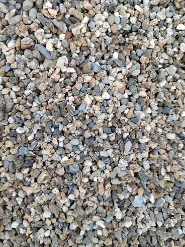 Kamenclub.ru: Галька речная окат (серая) фр.3-5 мм купить  в Нововоронеже галька речная серая бежевый темно-серый окатанный речной камень округлый 9500 руб/т   фото КАМЕНЬ КЛУБ