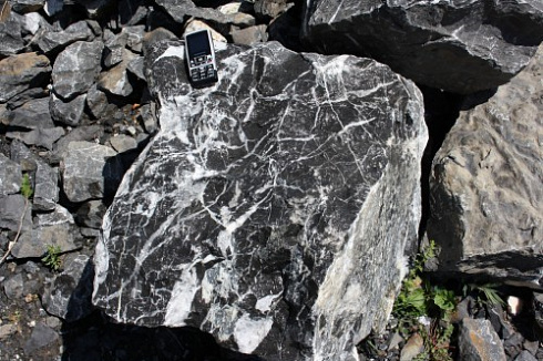 Kamenclub.ru: Черный мрамор скальник фр. 1000-1500 мм.  купить в Нововоронеже мрамор черный белый серый крупный колотый валун ландшафтный 9000 руб/т   фото КАМЕНЬ КЛУБ