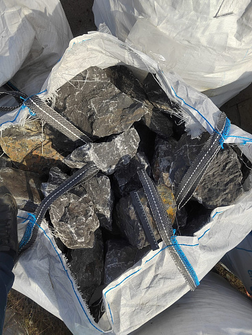 Kamenclub.ru: Черный мрамор скальник фр. 100-500 мм.  купить в Нововоронеже мрамор черный белый серый крупный колотый валун ландшафтный 8500 руб/т   фото КАМЕНЬ КЛУБ