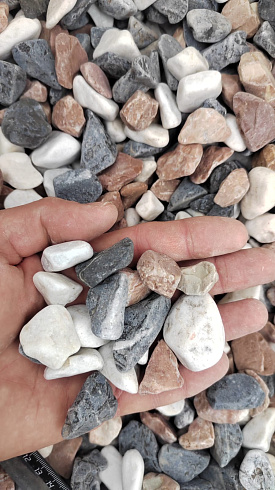 Kamenclub.ru: Мраморная крошка (щебень галтованный микс:белый-зеленый-розовый) фр.20-40 мм.  купить в Нововоронеже мрамор белый, зеленый, розовый мрамор декоративный (галтовка) 15500 руб/т   фото КАМЕНЬ КЛУБ