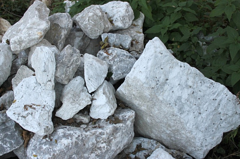 Kamenclub.ru: Мраморизированный известняк фр. 100-500 мм.  купить в Нововоронеже известняк серый белый темно-серый сероватый валун природного образования окатанный 10500 руб/т   фото КАМЕНЬ КЛУБ