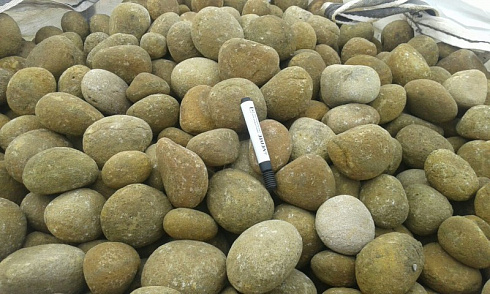 Kamenclub.ru: Песчаник ядра, фр. 100-300 мм  купить в Нововоронеже песчаник бежевый серый рыжий речная галька 5 000 руб/т   фото КАМЕНЬ КЛУБ