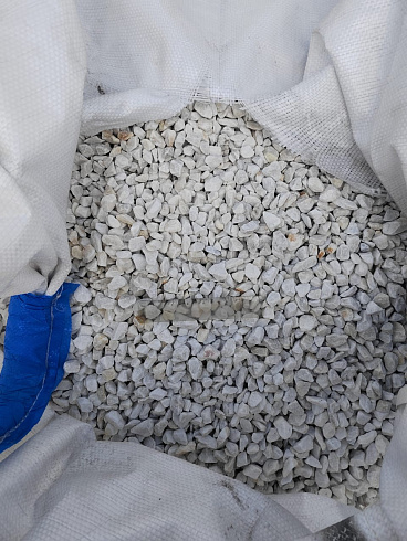 Kamenclub.ru: Мраморная крошка, щебень, цвет-белый, фр. 10-20 мм.  купить в Нововоронеже мрамор белый, молочный айвори каменная ландшафтная декоративная крошка шебня 12000 руб/т   фото КАМЕНЬ КЛУБ
