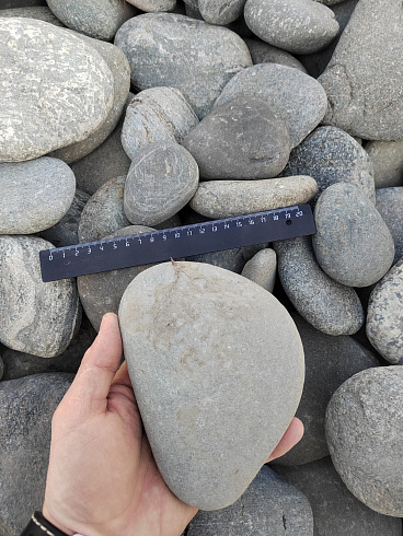 Kamenclub.ru: Галька речная плоская (серо-белая) фр. 70-120 мм. купить  в Нововоронеже галька галечник речной серый, белый окатанная плоская  природная галька 9000 руб/т   фото КАМЕНЬ КЛУБ