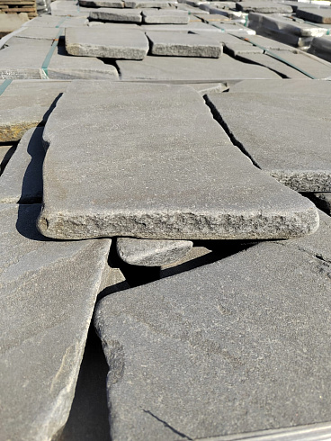 Kamenclub.ru: Песчаник пластушка светло-серый (4,0 - 6,0 см)  купить в Нововоронеже плитняк - пластушка светло-серый песчаник 12600 руб/м3   фото КАМЕНЬ КЛУБ