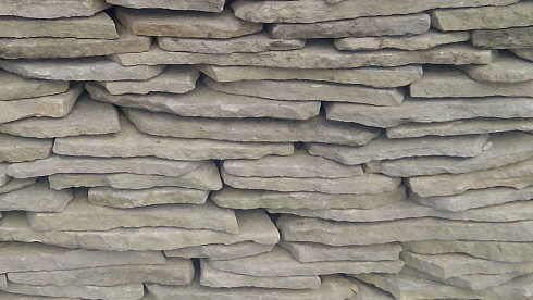 Kamenclub.ru: Песчаник пластушка светло-серый (3,0 см)  купить в Нововоронеже песчаник светло-серый, серый песчаник рваный ландшафтный колотый 13800 руб/м3   фото КАМЕНЬ КЛУБ