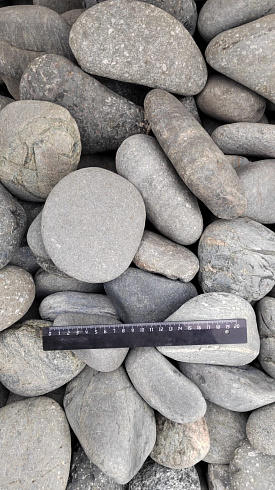 Kamenclub.ru: Галька речная окат (темно-серая) фр. 70-150 мм. купить  в Нововоронеже галька речная темно-серая, синяя, серая речная галька округлая  8000 руб/т   фото КАМЕНЬ КЛУБ