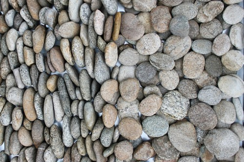 Kamenclub.ru: Галька речная плоская (серо-белая) фр. 70-120 мм. купить  в Нововоронеже галька галечник речной серый, белый окатанная плоская  природная галька 9000 руб/т   фото КАМЕНЬ КЛУБ