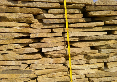 Kamenclub.ru: Песчаник пластушка желтый с разводом под дерево (2 см)  купить в Нововоронеже плитняк желтый с разводами, желтый, рыжий, серый песчаник пластушка рваная ландшафтная 11 000 руб/м3   фото КАМЕНЬ КЛУБ