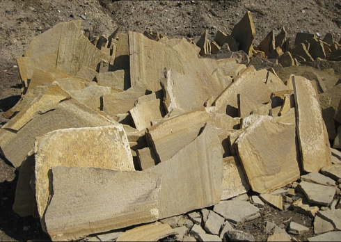 Kamenclub.ru: Форматный камень (плаха) пошаговая дорожка от 70-150 см (4 -12 см)  купить в Нововоронеже плитняк  форматный плаха желтый песчаник 9 000 руб/т   фото КАМЕНЬ КЛУБ