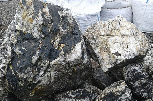 Kamenclub.ru: Черный гранит - кварцит фр. 100-500 мм.  купить в Нововоронеже мрамор гранит черный с белыми прожилками, серый, белый валун скальный колотый 7000 руб/т   фото КАМЕНЬ КЛУБ