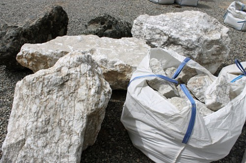 Kamenclub.ru: Мраморизированный известняк фр. 100-500 мм.  купить в Нововоронеже известняк серый белый темно-серый сероватый валун природного образования окатанный 10500 руб/т   фото КАМЕНЬ КЛУБ