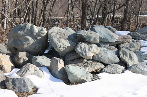 Kamenclub.ru: Гранит скальник (серо-зеленый) фр. 500-1500 мм.  купить в Нововоронеже гранит мрамор  серый зеленый темно-серый глыба скальная колотая ландшафтная 7 500 руб/т   фото КАМЕНЬ КЛУБ